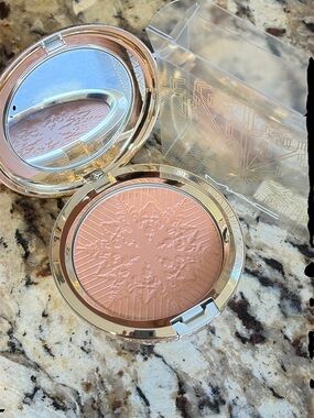 ⚡️🖤Here Comes The Joy Opalescent Face Powder
